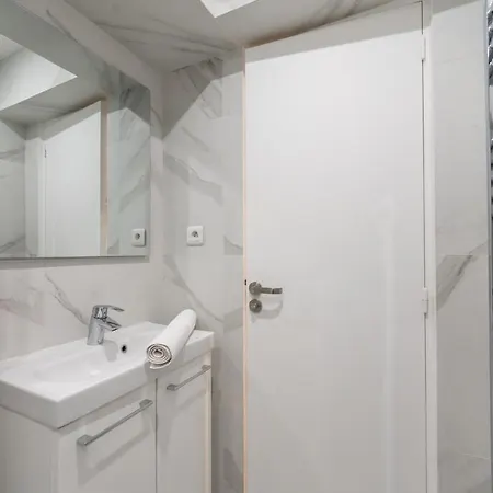Nouveau Sacre Coeur 2 Apartment